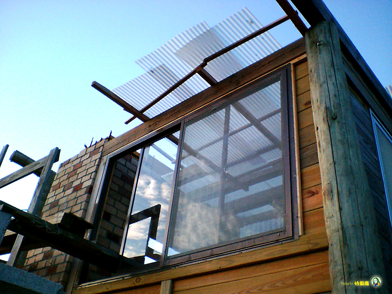 南の窓と仮の屋根